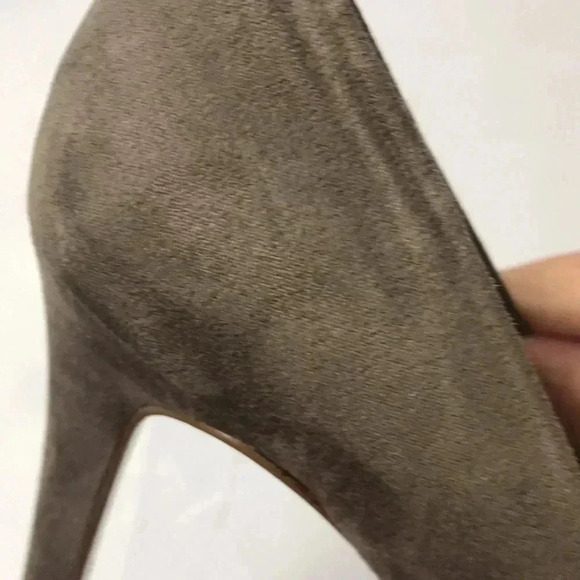 BCBGENERATION WO SZ 7 TAUPE SUEDE PUMPS 4” HEEL - Picture 10 of 13